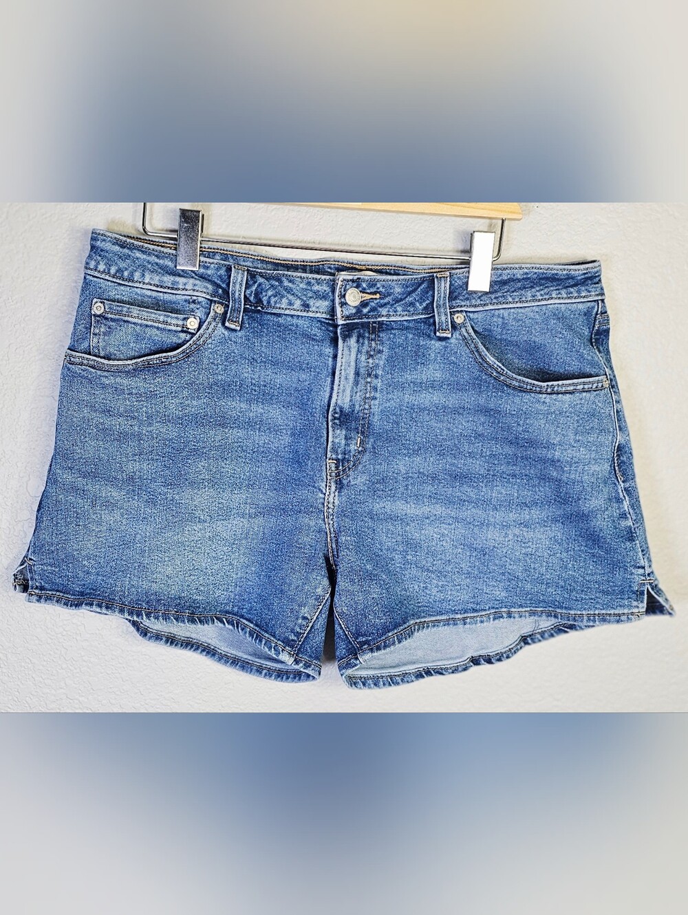 Levi’s A-Line Denim Shorts Women’s 33 Mid Rise Stretch Medium Wash - Picture 1 of 7